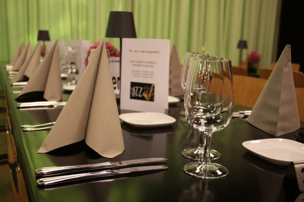 jazz-tage-langenthal-festlich-gedeckter-tisch-menuekarte