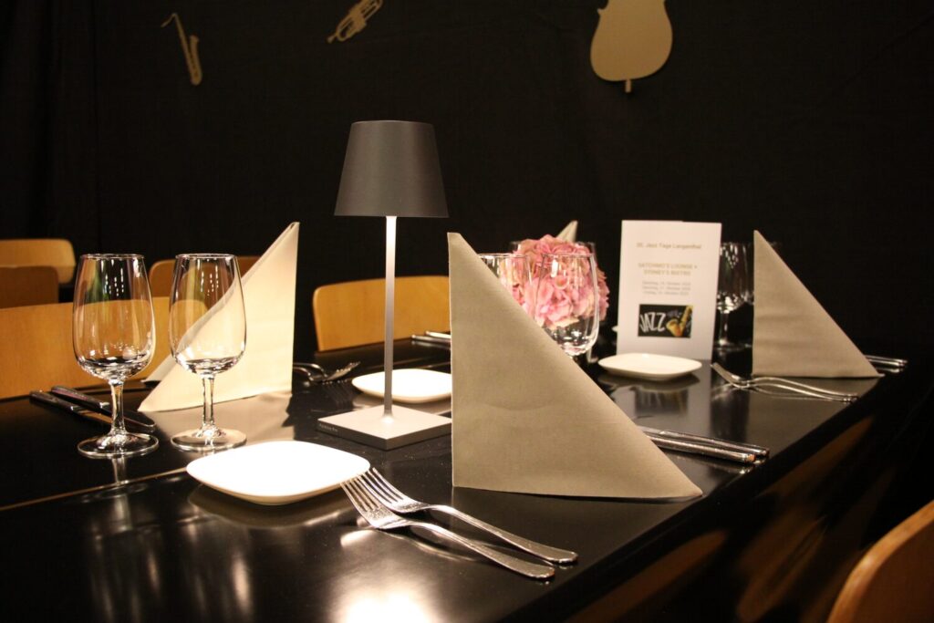 jazz-tage-langenthal-tischdekoration-tischlampe-servietten-besteck